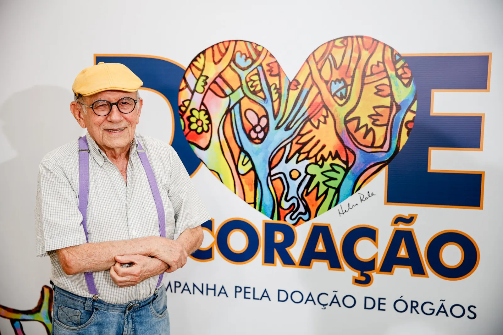 O artista plástic Hélio Rola, responsável pela identidade visual da campanha neste ano.