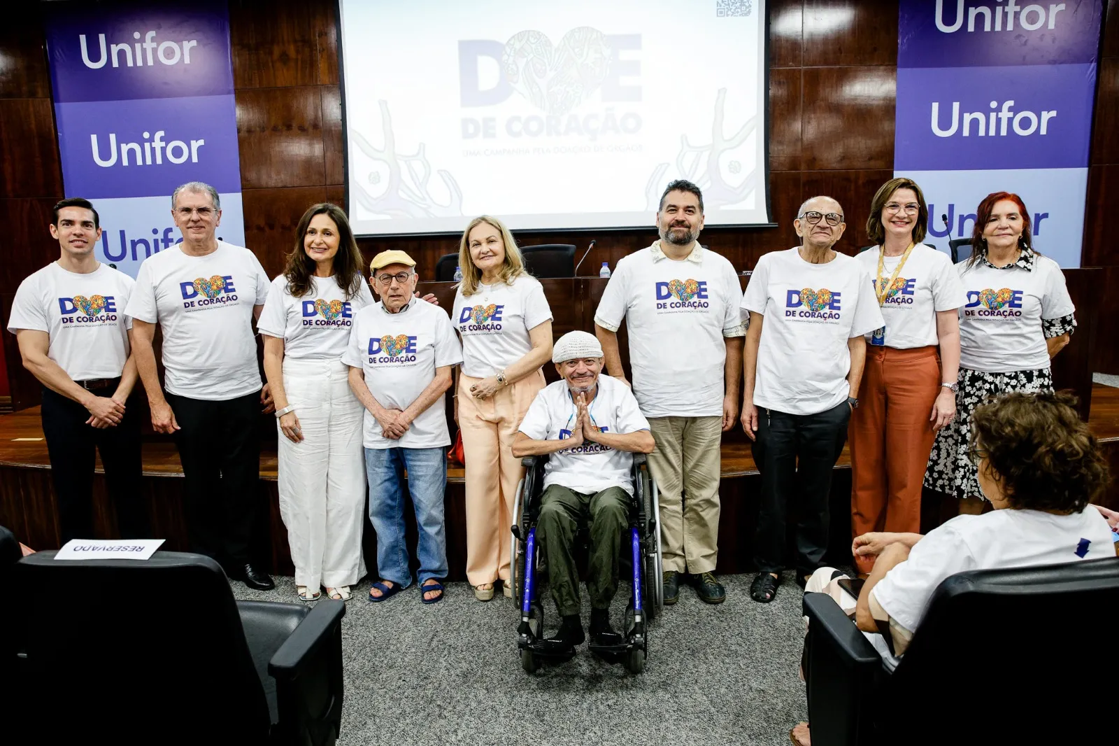 Da esquerda para a direita: Lourrany Borges, coordenador da campanha; Prof. dr. Randal Martins Pompeu, reitor da Unifor; Ana Cristina Mendes, artista plástica; Hélio Rola, artista plástico; Lenise Queiroz Rocha, Presidente da Fundação Edson Queiroz; Francisco de Almeida, artista plástico; Wilson Neto, artista plástico; Stênio Burgos, artista plástico; Lia Brasil, diretora do Centro de Ciências da Saúde; e Mônica Maria Paiva Lima, da Central Estadual de Transplantes do Ceará.