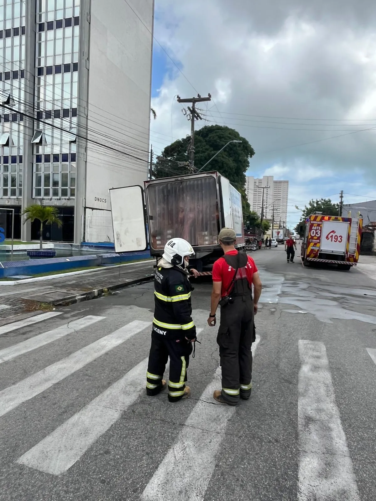 Corpo de Bombeiros foi acionado e atua no local.