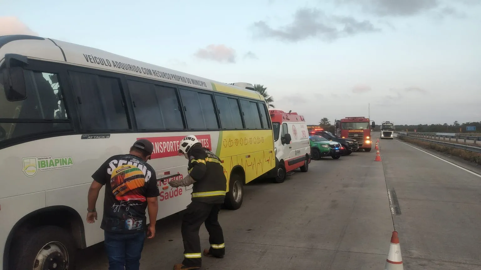 Profissionais da segurança e da saúde atendem a ocorrência na BR-222.