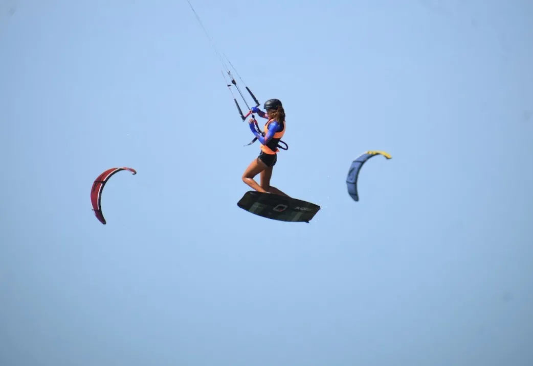 Ao longo dos anos, cerca de 80 mulheres e 15 meninas já concluíram o curso completo de kitesurf por meio da iniciativa.
