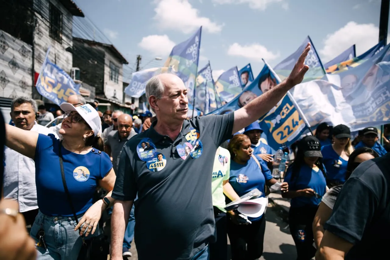 Ciro participou de caminhada no bairro Planalto Ayrton Senna, em Fortaleza.
