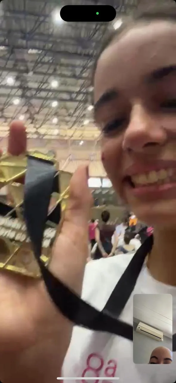 Valentina em chamada de vídeo com as amigas no momento em que a medalha de ouro foi entregue.