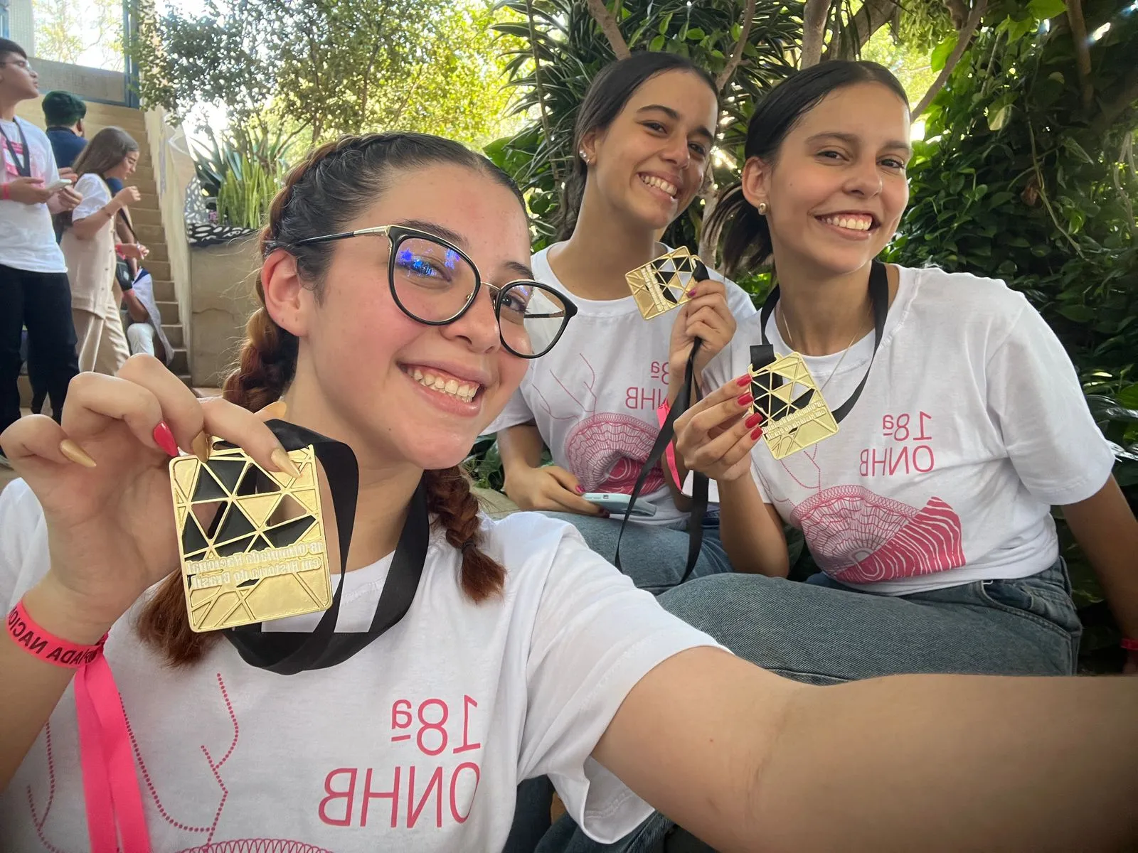 Da esquerda para a direita, as estudantes Isadora Arruda, Lais Castelo e Cecília Almeida.