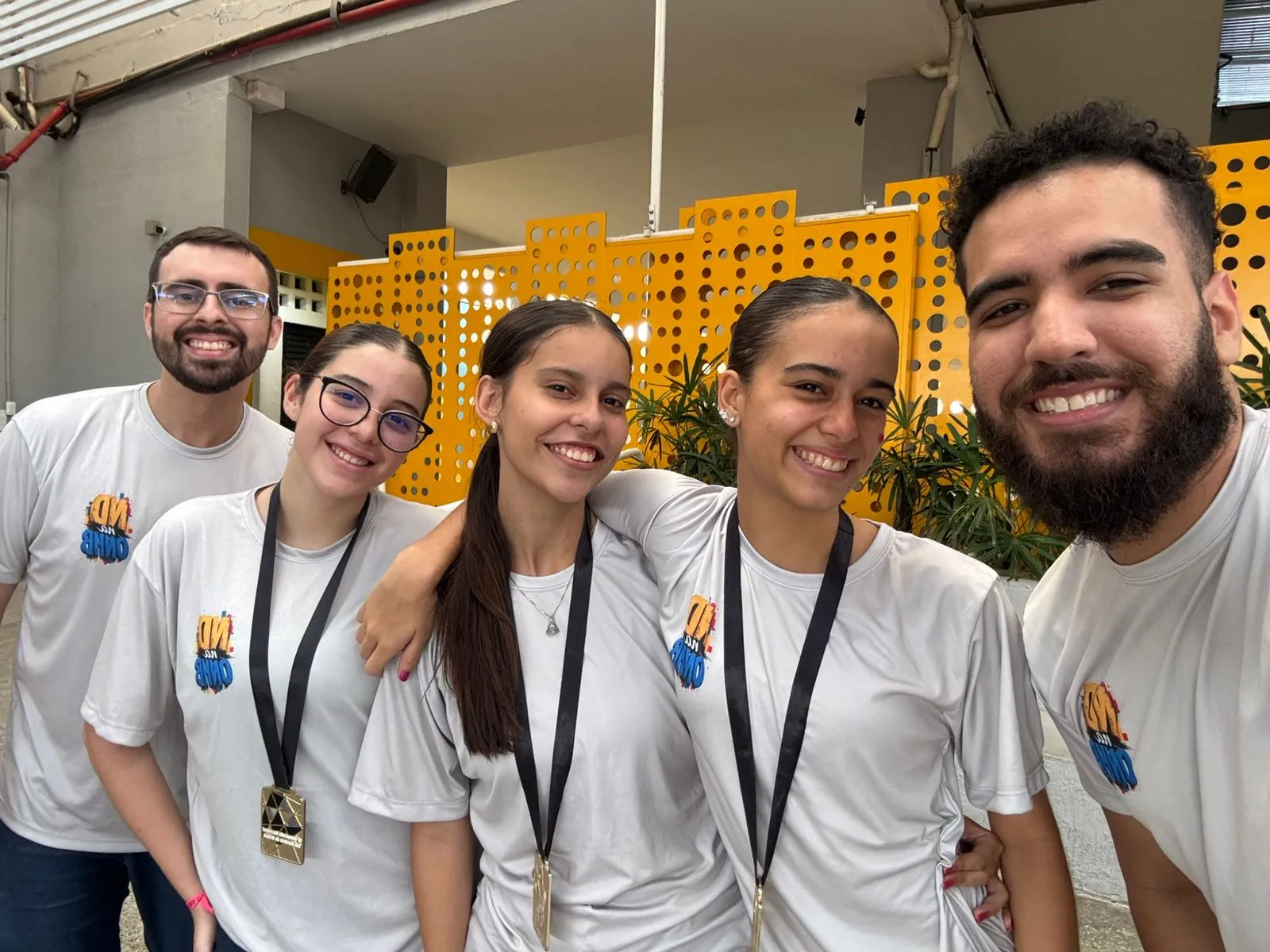 Da esquerda para a direita, o professor Vitor Vieira, as estudantes Isadora Arruda, Cecília Almeida e Lais Castelo, e o professor orientador Caliel Vinícius.