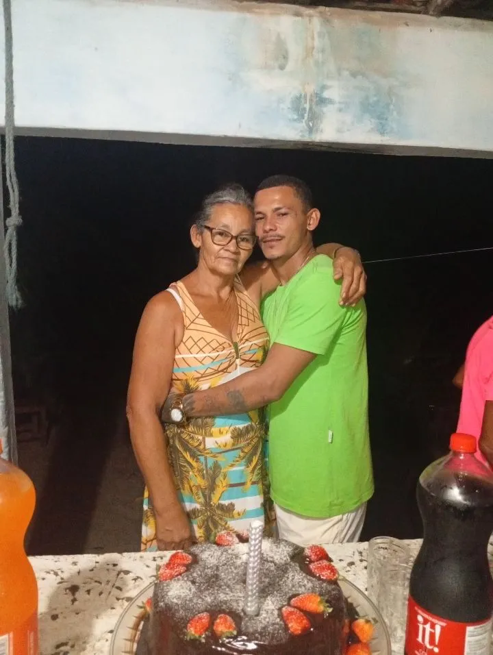 O pescador Marciel dos Santos e a mãe, Maria Áurea. Família está aliviada.