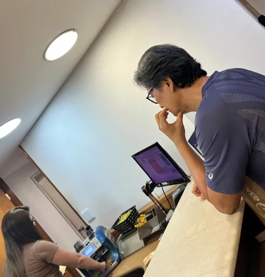 Registro fotográfico do então administrador da falida em agência bancária, Jonguk Moon. O registro foi anexado aos autos do IDPJ.