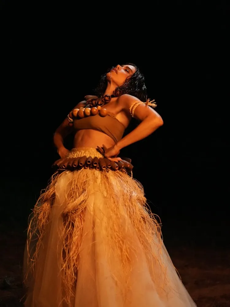 Há pelo menos dois anos, Anitta já tinha composto um samba-enredo, mas para a Unidos da Tijuca.