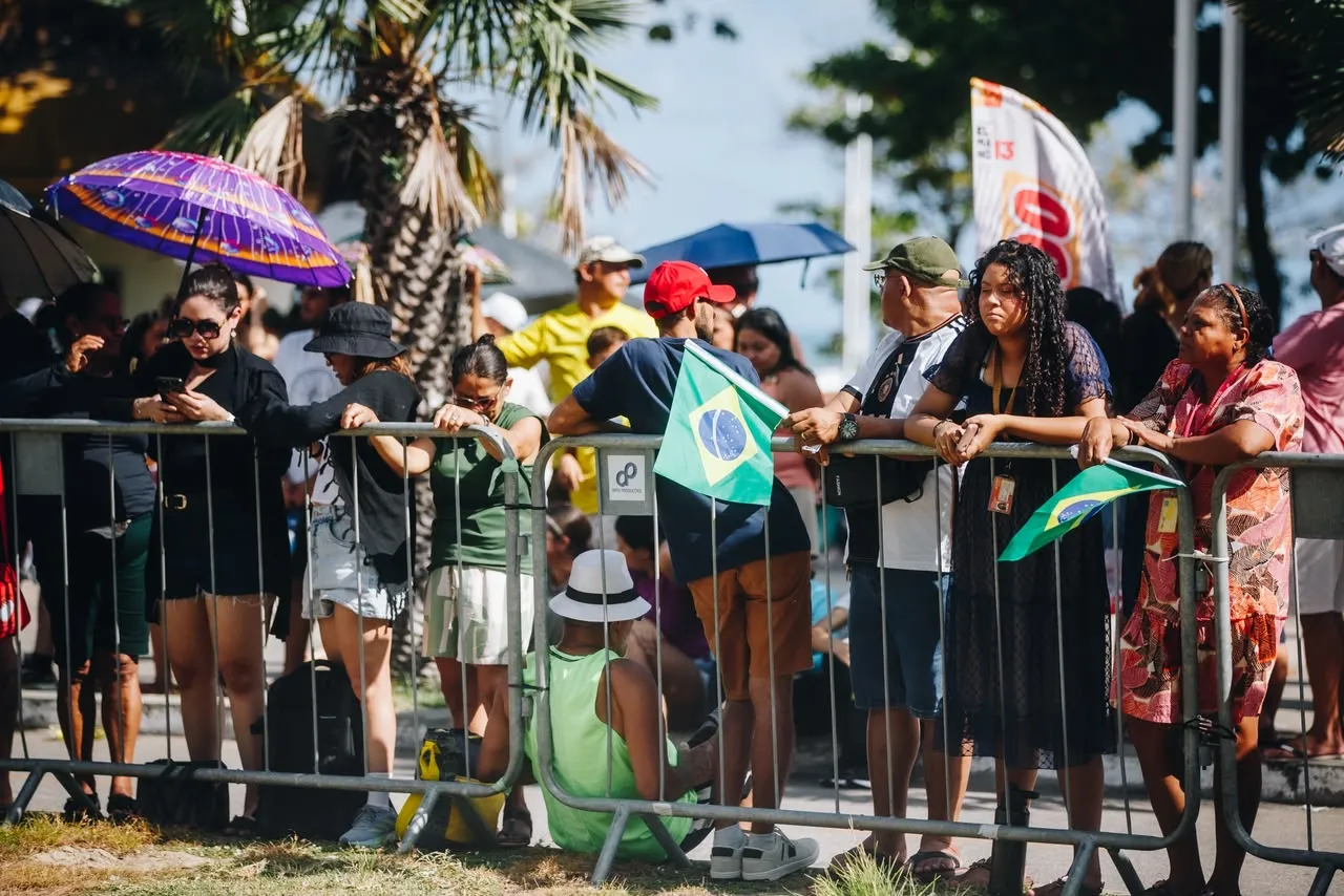 Público acompanha o desfile cívico-militar de 7 de setembro na Avenida Beira-Mar desde 7h desta segunda-feira.