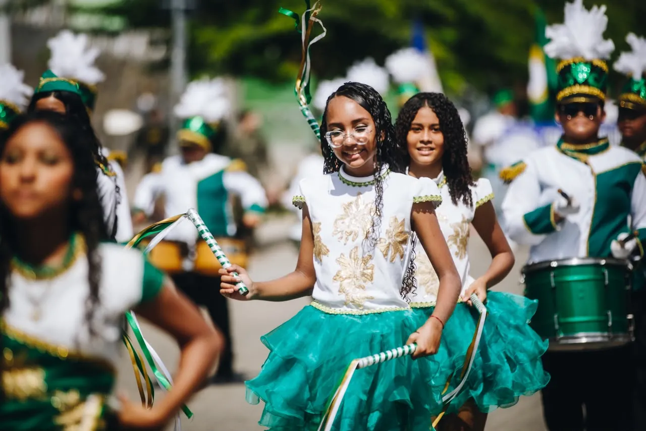 Desfile cívico-militar de 7 de setembro reúne escola, associações e forças armadas.
