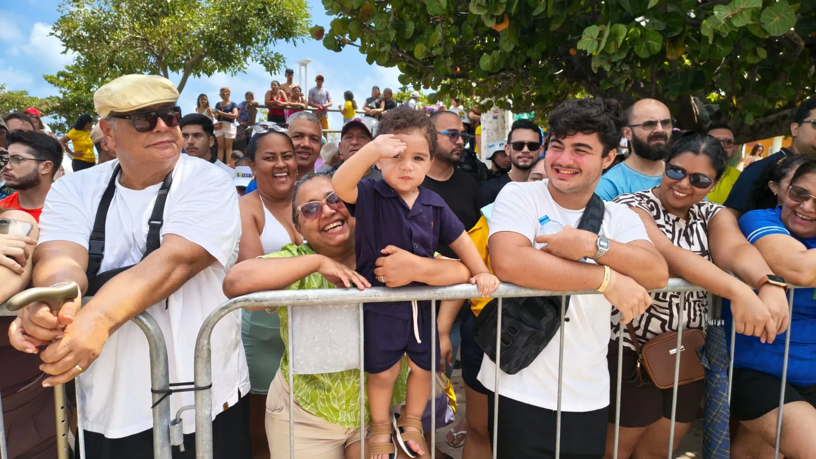 Márcia Fonseca levou o neto para acompanhar o desfile de 7 de setembro na Avenida Beira-Mar, em Fortaleza.