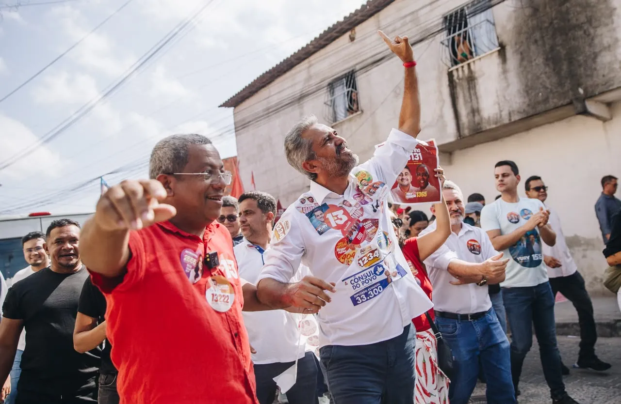 Elmano participou de caminhada no bairro Paupina, em Fortaleza, na manhã desta terça (8).