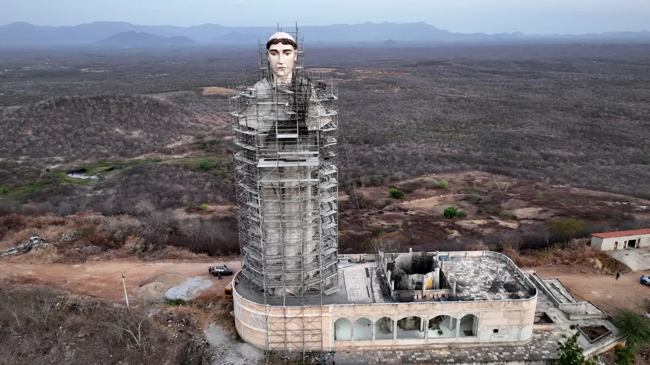 Estátua faz parte de complexo religioso que tem inauguração prevista para fevereiro de 2027.
