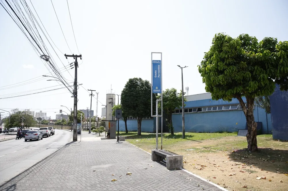 Entrada da estação de metrô Couto Fernandes.