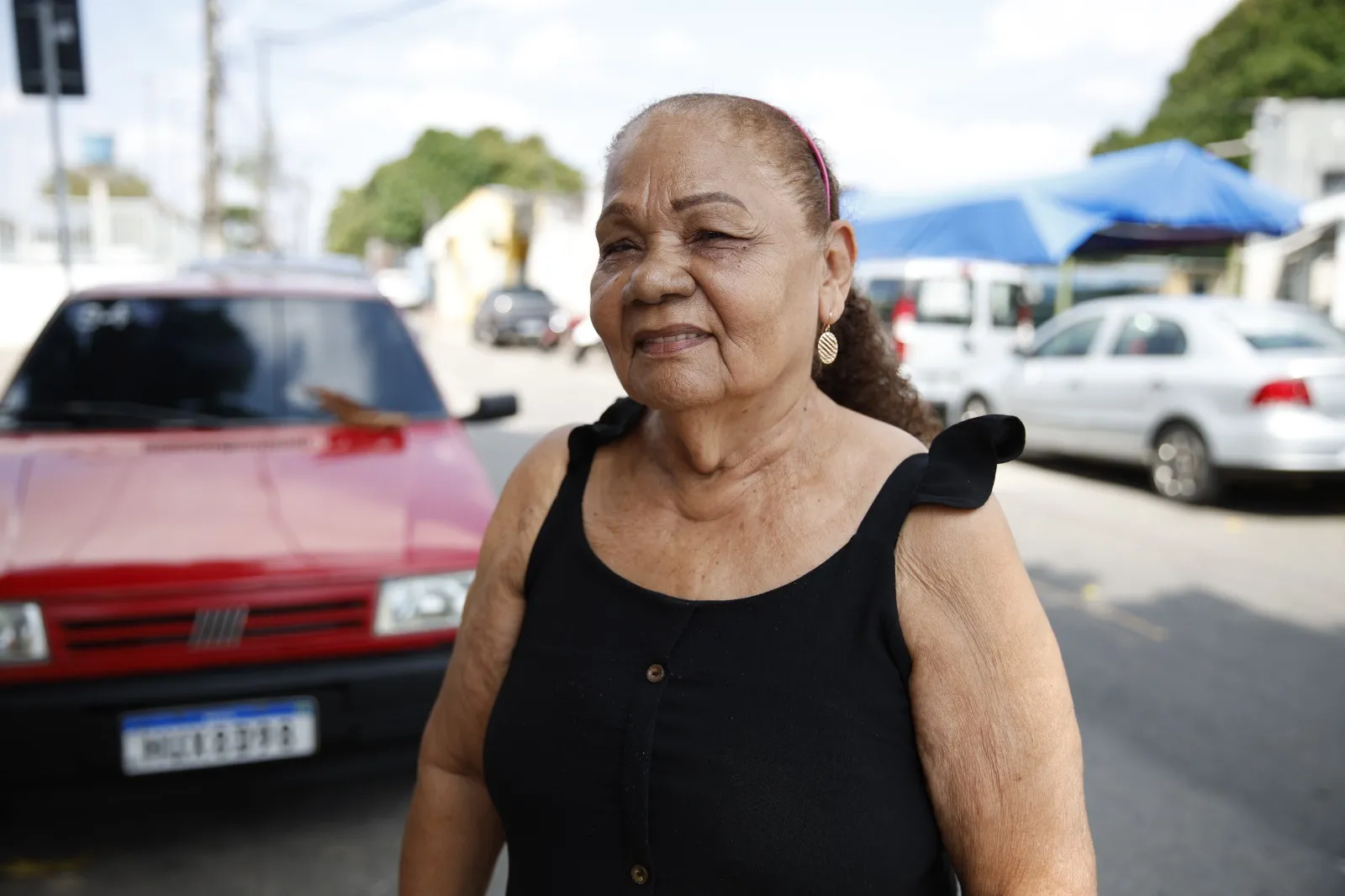 Dona Neném vive há 45 anos no bairro e gosta da rotina dele.