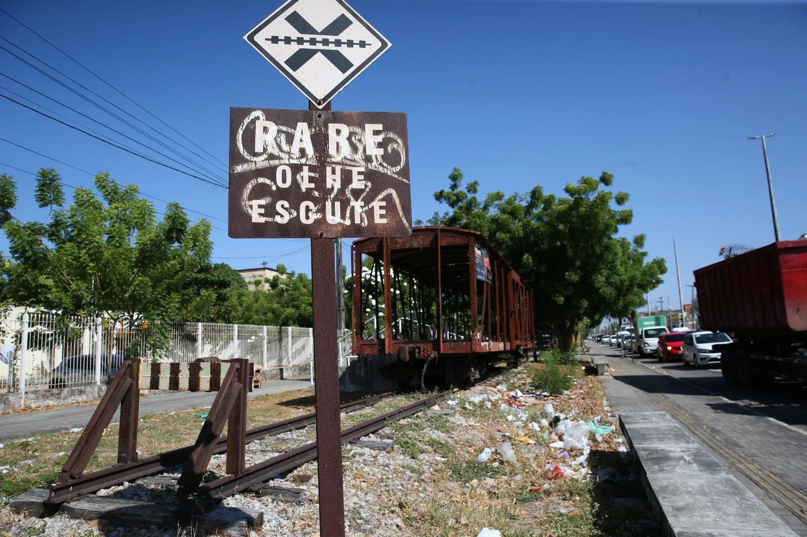 Após tentativas de revitalização, equipamento ferroviária foi deixado à sorte de acúmulo de resíduos, pichações e depredações.