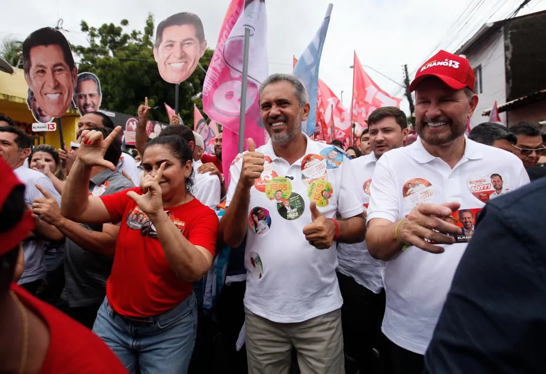 Elmano participou de caminhada no bairro Álvaro Weyne, em Fortaleza, na manhã desta quinta (10).