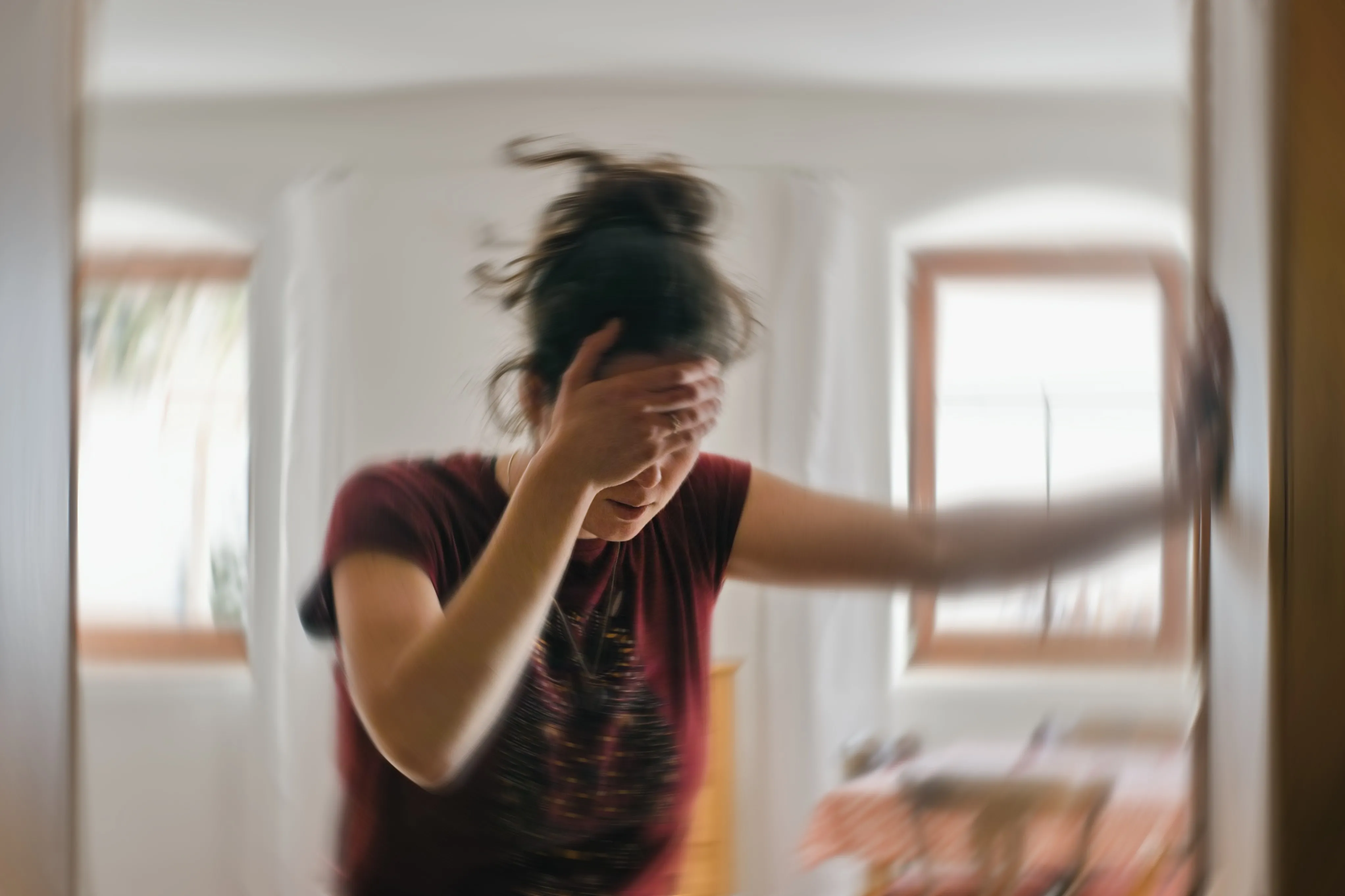 Nessas condições, a professora experimenta ânsias de vômito e uma sensibilidade extrema à luz que a força a se isolar em um quarto totalmente escuro e silencioso. (Imagem ilustrativa)