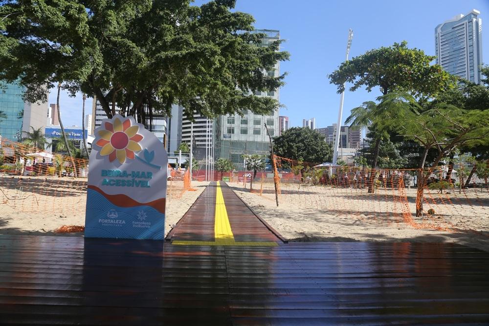 Estrutura com rampa e piso tátil garante passagem até o mar no bairro Meireles.