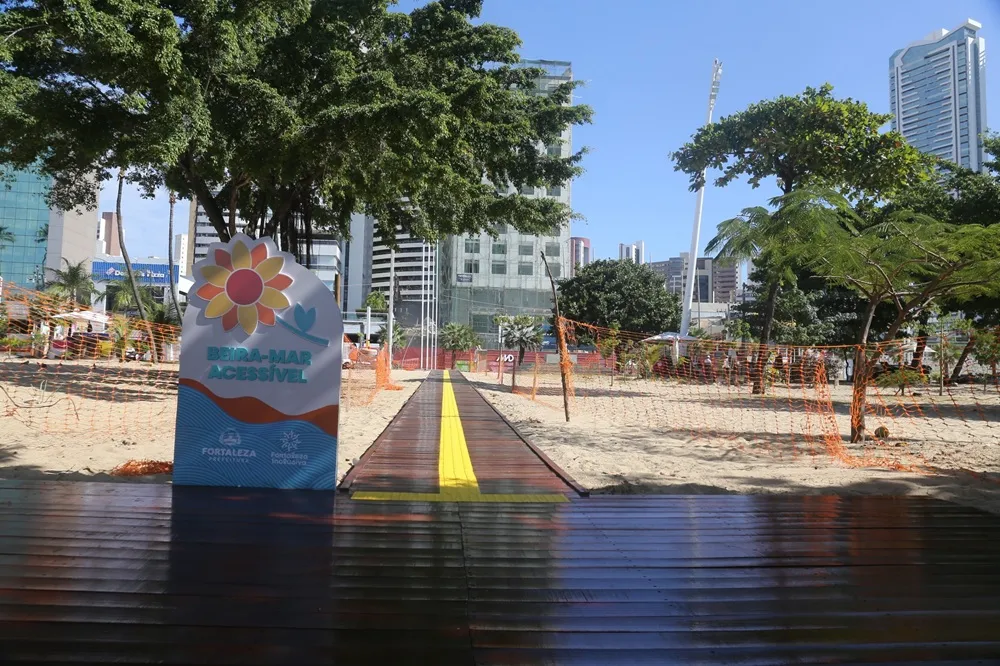 Estrutura com rampa e piso tátil garante passagem até o mar no bairro Meireles.
