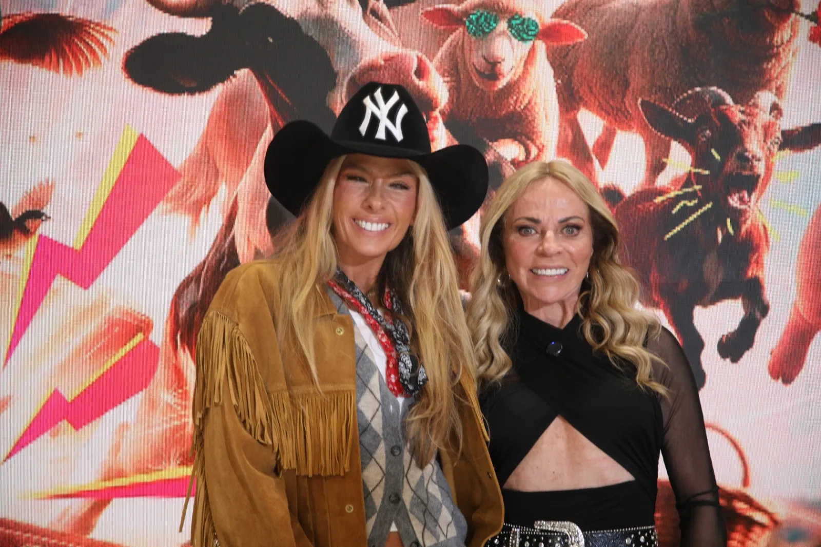 Adriane Galisteu e Christina Rocha, nova integrante do elenco de apresentadores do reality.