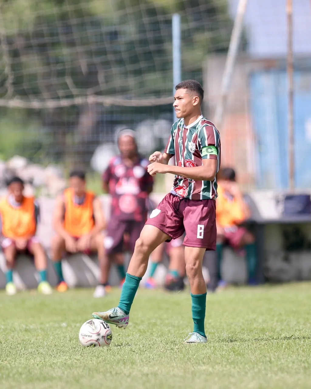 Miguel Lucas também atua no futebol convencional na função de volante