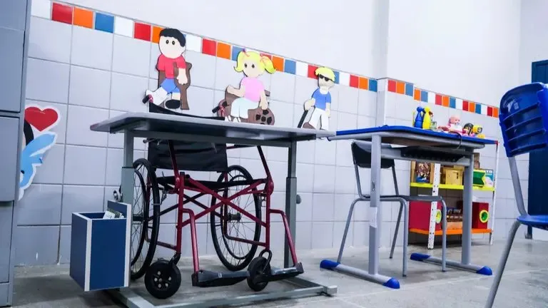 Salas de aula podem ser adaptadas para a escolarização de crianças e adolescentes.