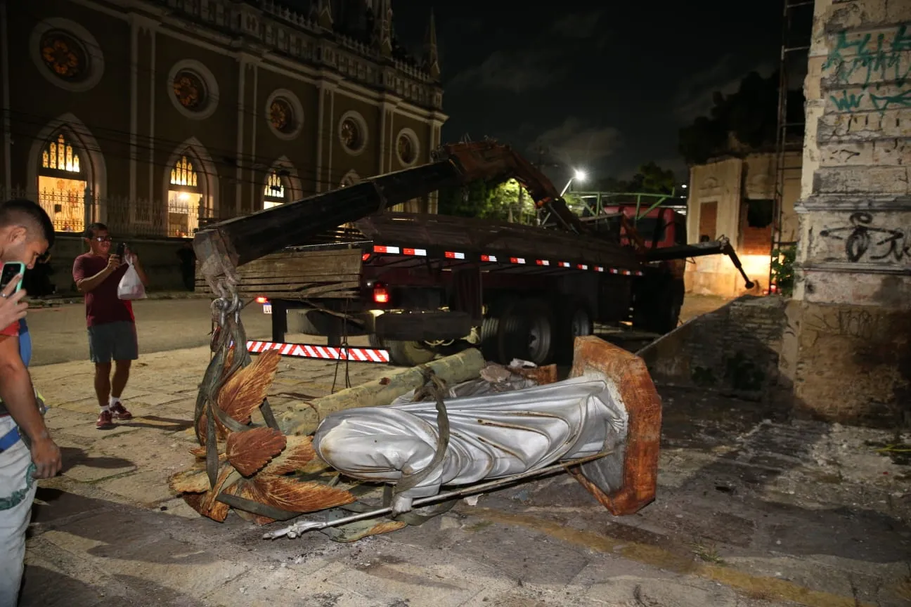 Escultura foi partida ao meio após a queda.