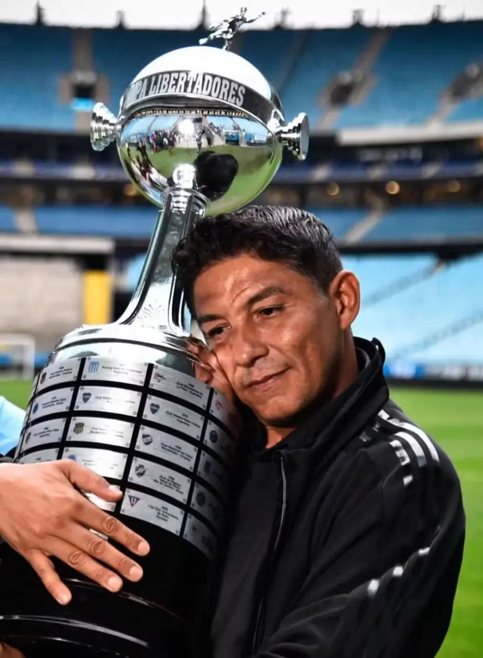 Jardel exibe troféu