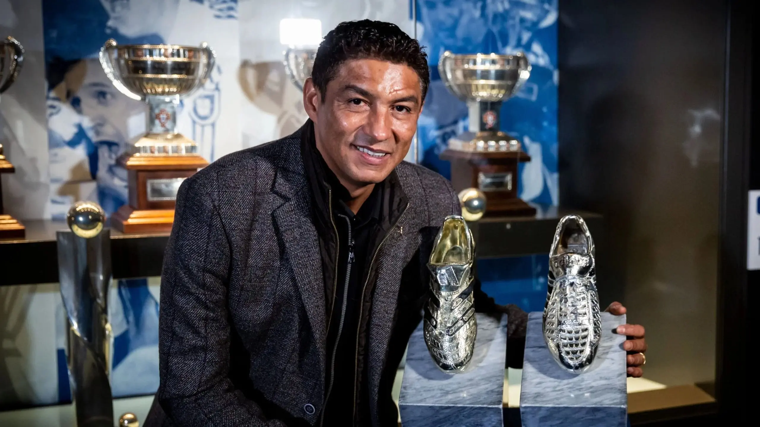 Jardel exibe prêmios de Chuteira de Ouro
