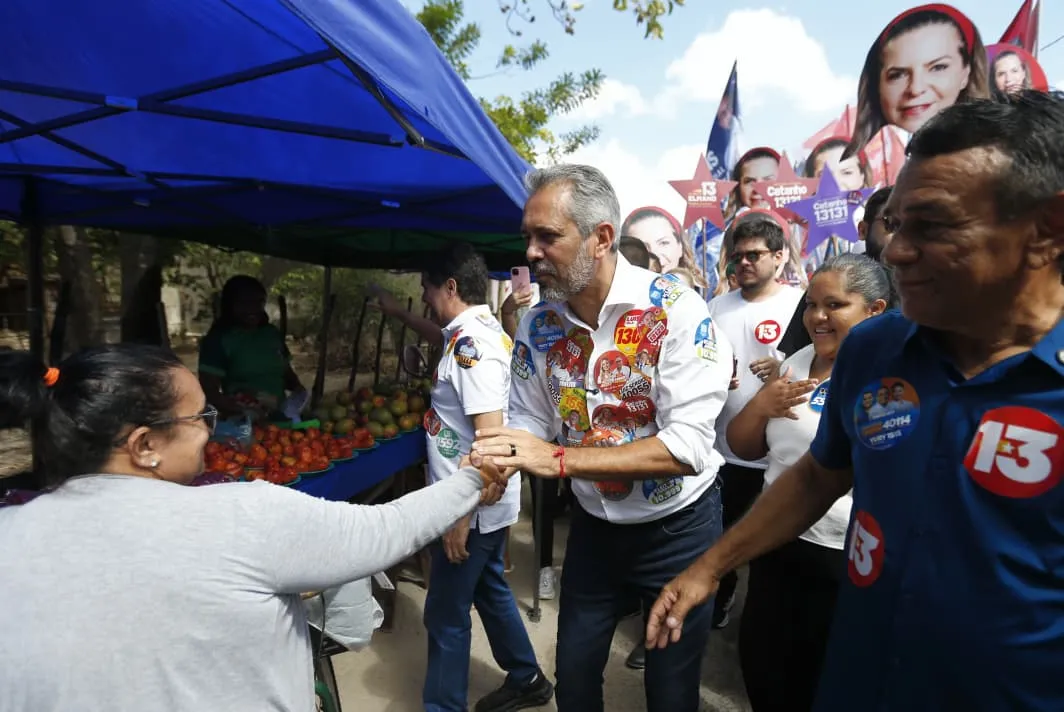 Elmano de Freitas participou de caminhada no bairro Mondumbim, em Fortaleza, nesta sexta (18).