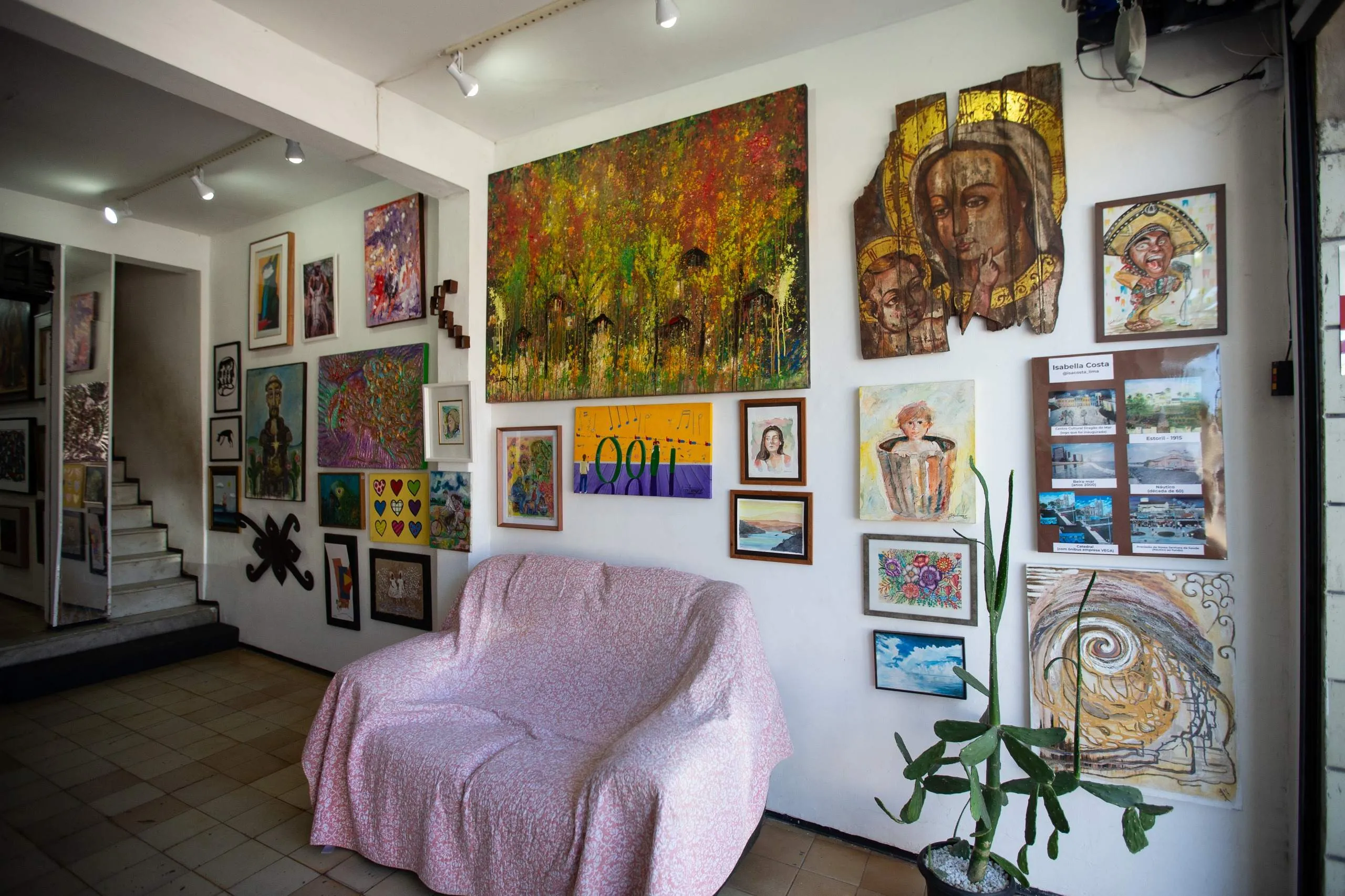 A exposição reúne obras de artistas como Vando Figueiredo, Expedito Lima, Oswaldo, Válber Benevides, Sandra Montenegro, Samya Magi, Diana Dallen Centurion, Cristiane Arruda, Andrea Agda, Júlia Romano e o próprio Wanger Santos.