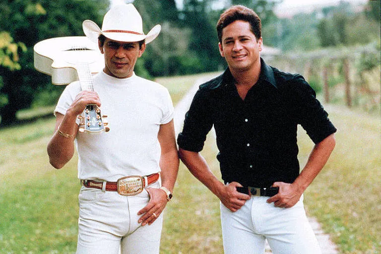 A dupla Leandro e Leonardo foi formada em 1983 pelos irmãos goianos Luiz José Costa (o Leandro) e Emival Eterno da Costa (o Leonardo).