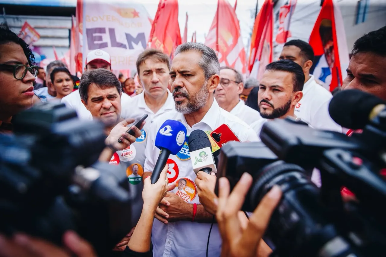 Elmano de Freitas concedeu entrevista coletiva durante agenda na comunidade Poço da Draga.