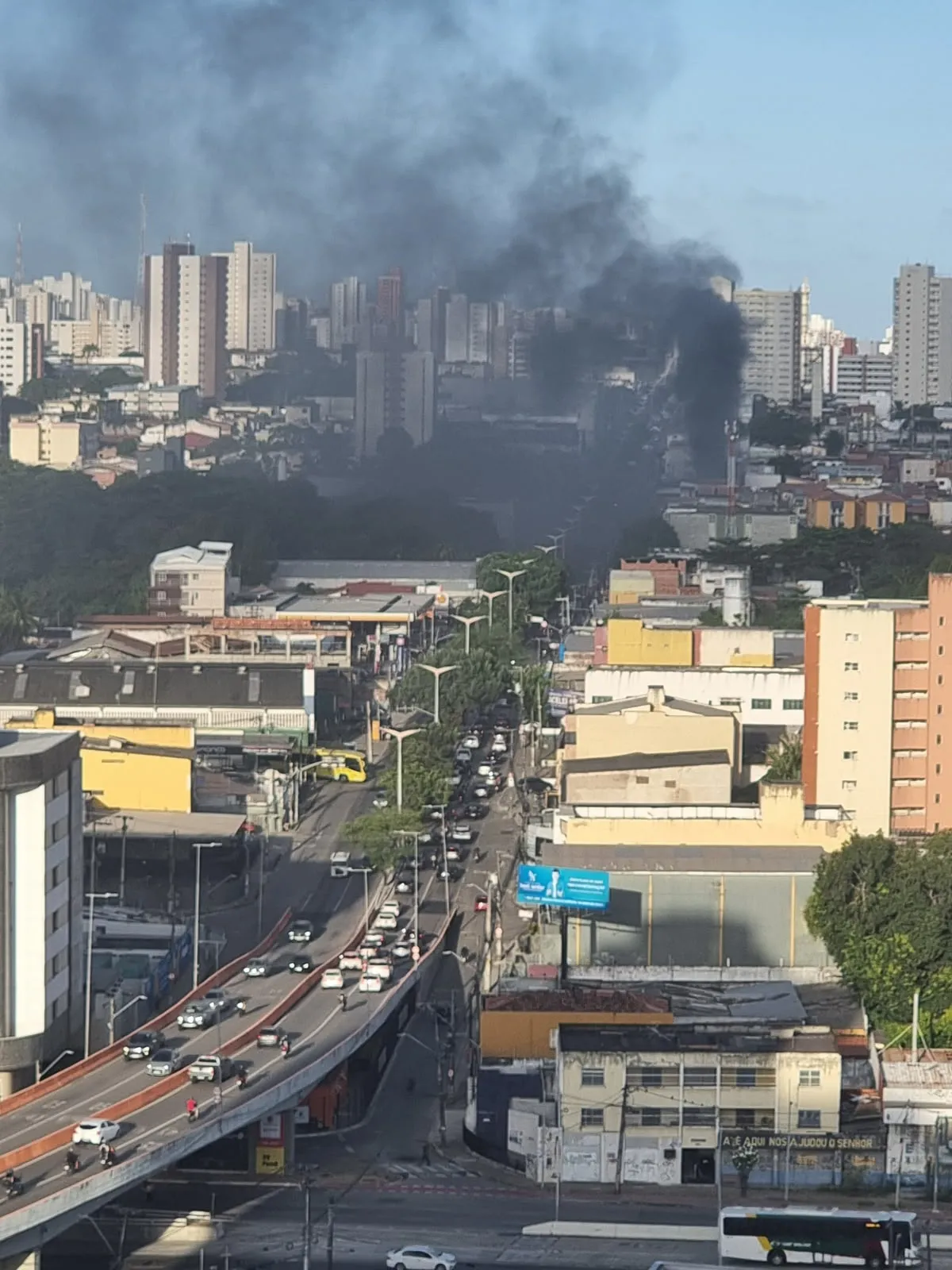 Fumaça parece interferir na visibilidade dos motoristas no trecho da avenida.