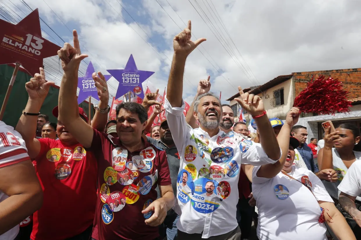 Elmano de Freitas participou de caminhada no bairro João XXIII, em Fortaleza, nesta quarta-feira (23).