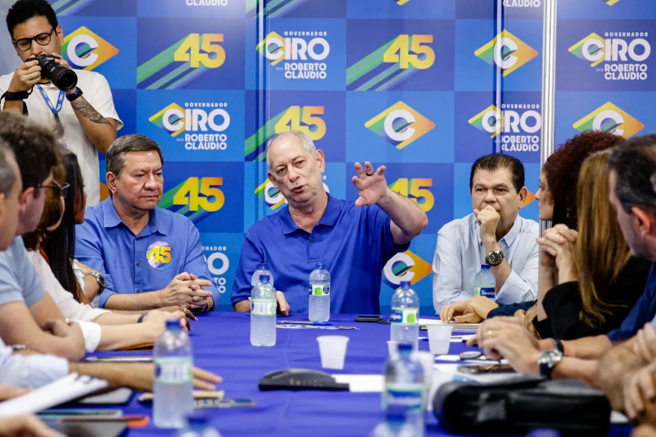 Ciro participou de uma reunião temática do plano de governo nesta quarta-feira (23).