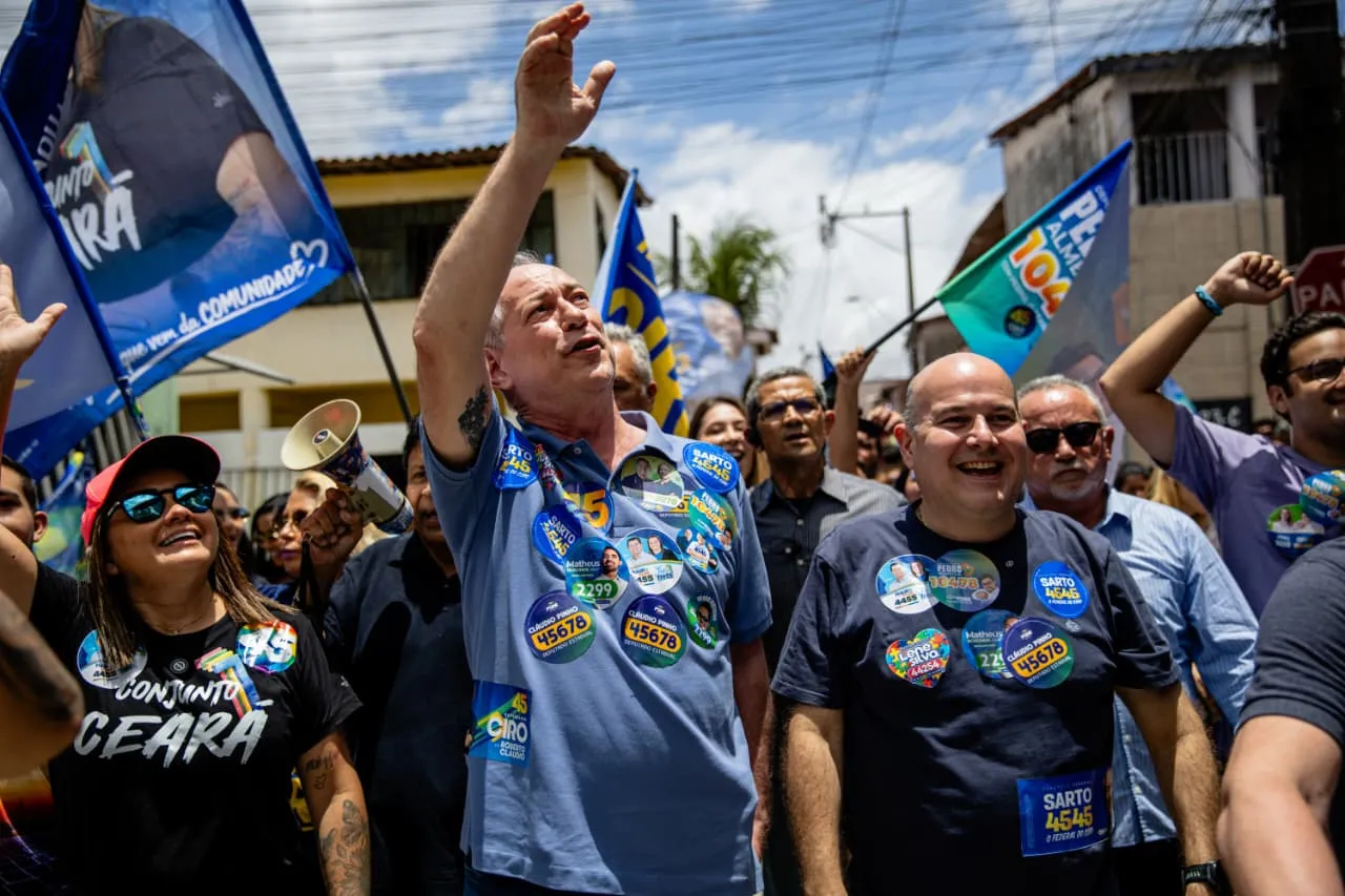 Ciro Gomes participou de caminhada no bairro Paupina, em Fortaleza, na manhã desta quinta-feira (24).