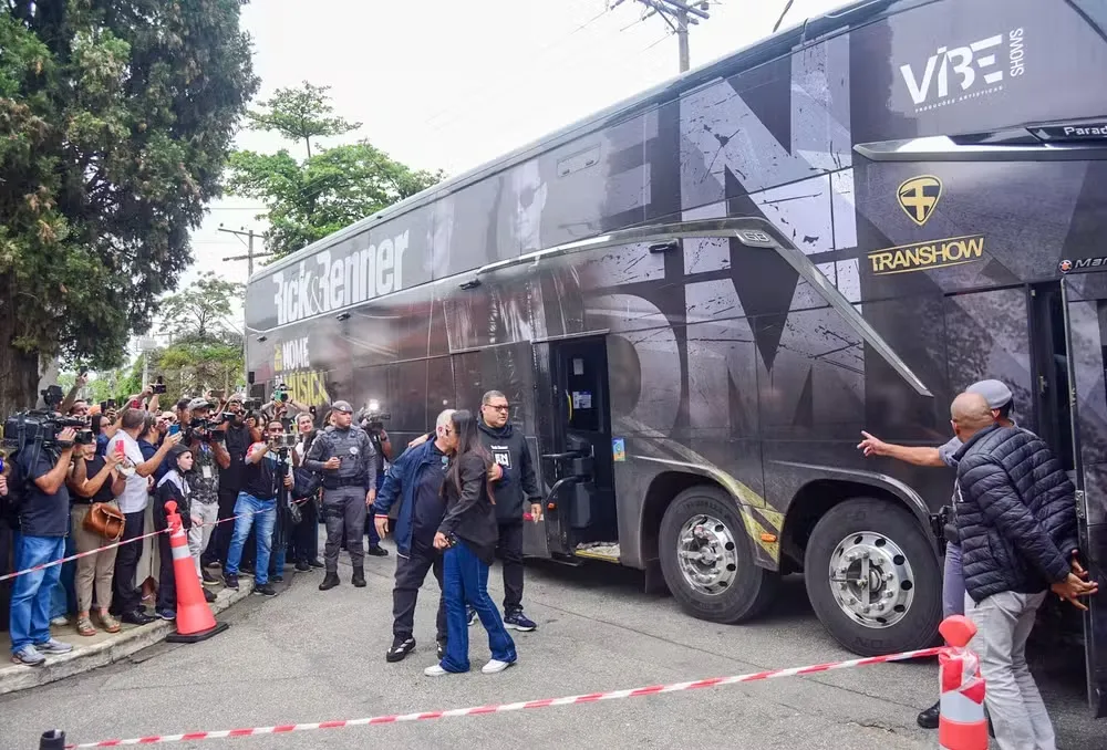 Ônibus da dupla Rick e Renner chega com membros da equipe dos cantores.