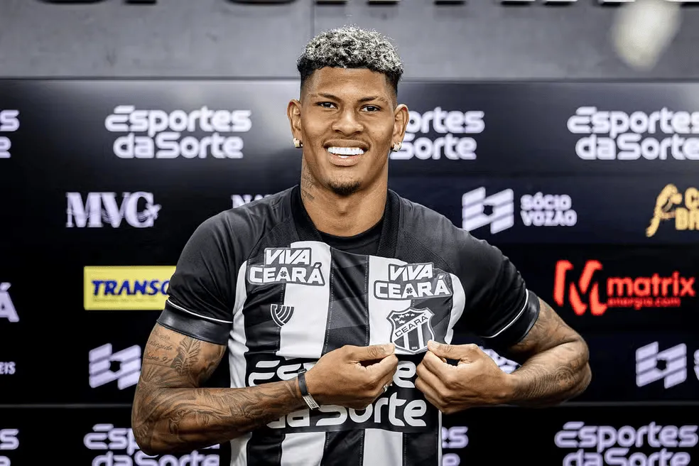Marcos Victor sendo apresentado pelo Ceará