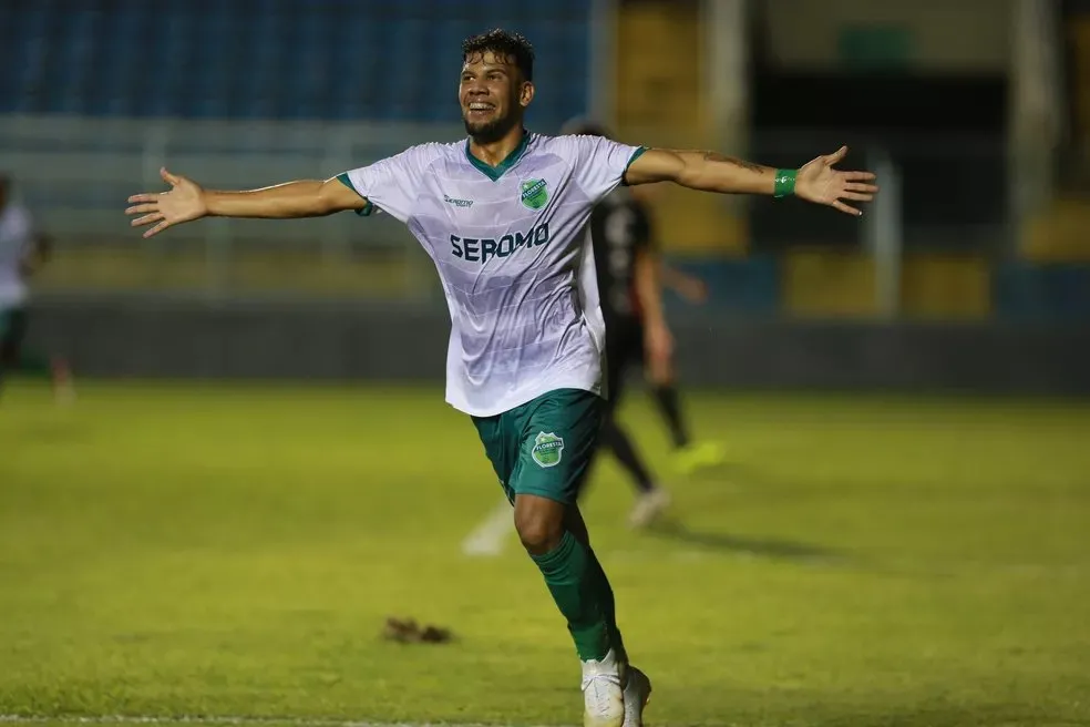 Paulo Vyctor comemora gol pelo Floresta