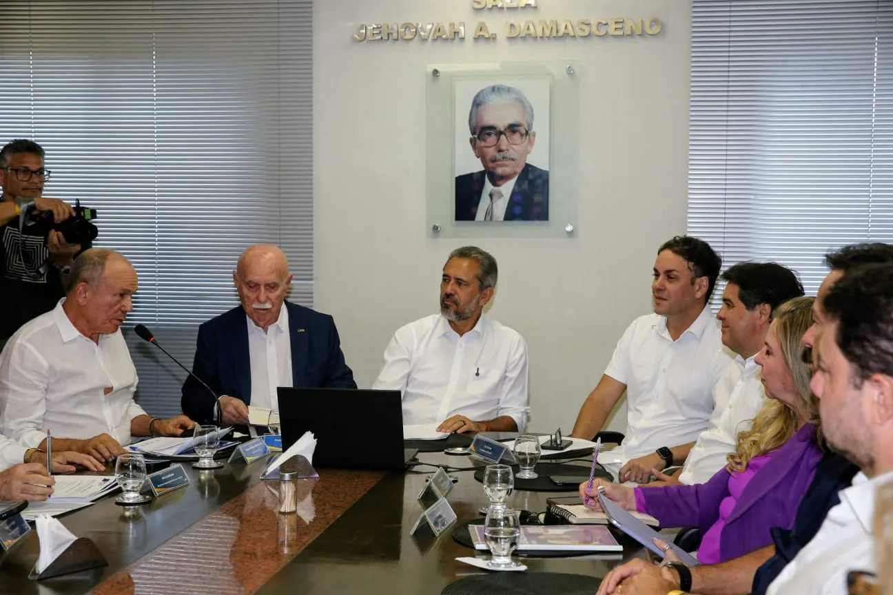 Elmano de Freitas durante reunião com segmento de empresários do Ceará.
