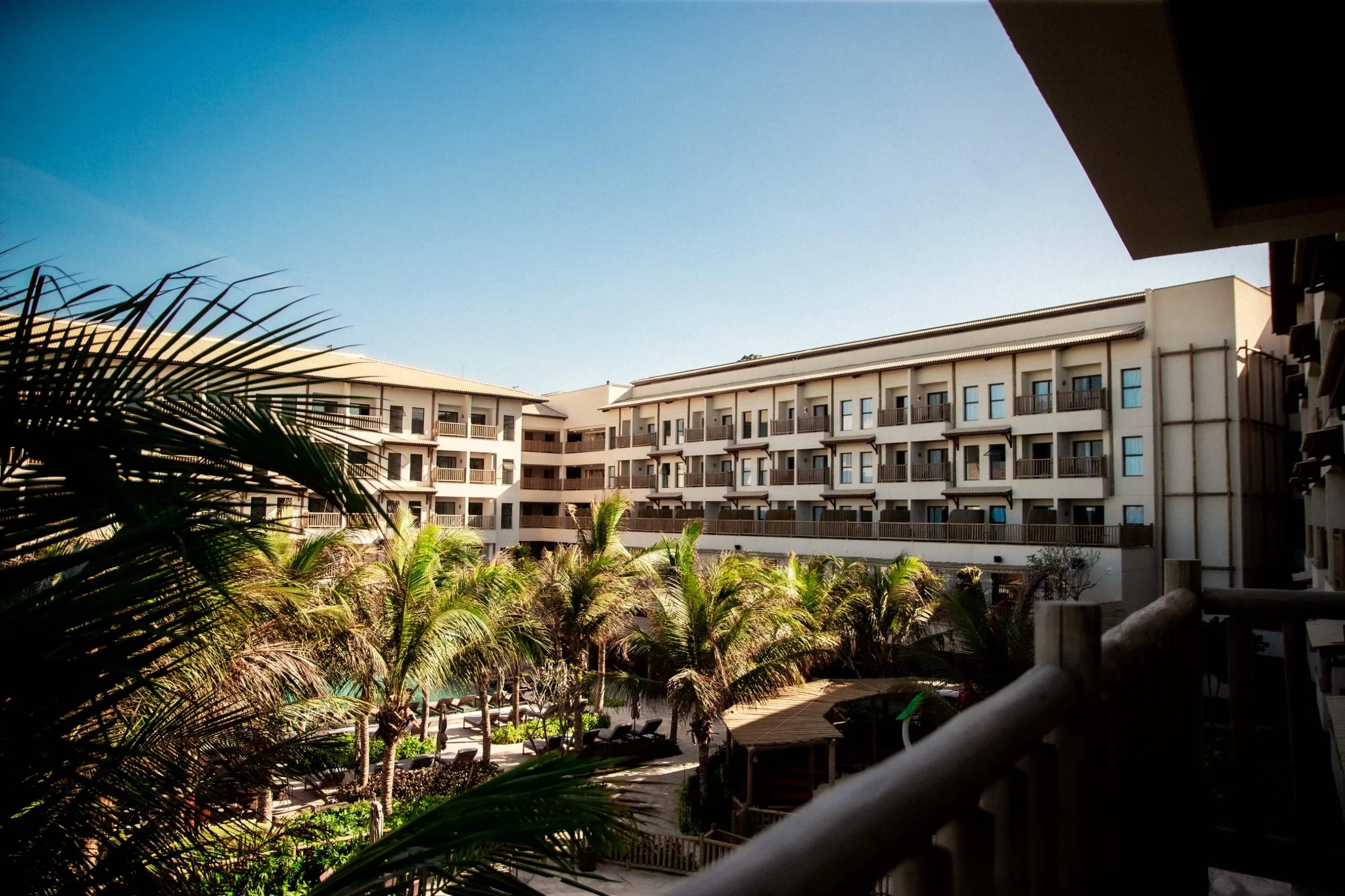 Área da pisicina do Ohana Resort. O espaço é dividido em três torres.
