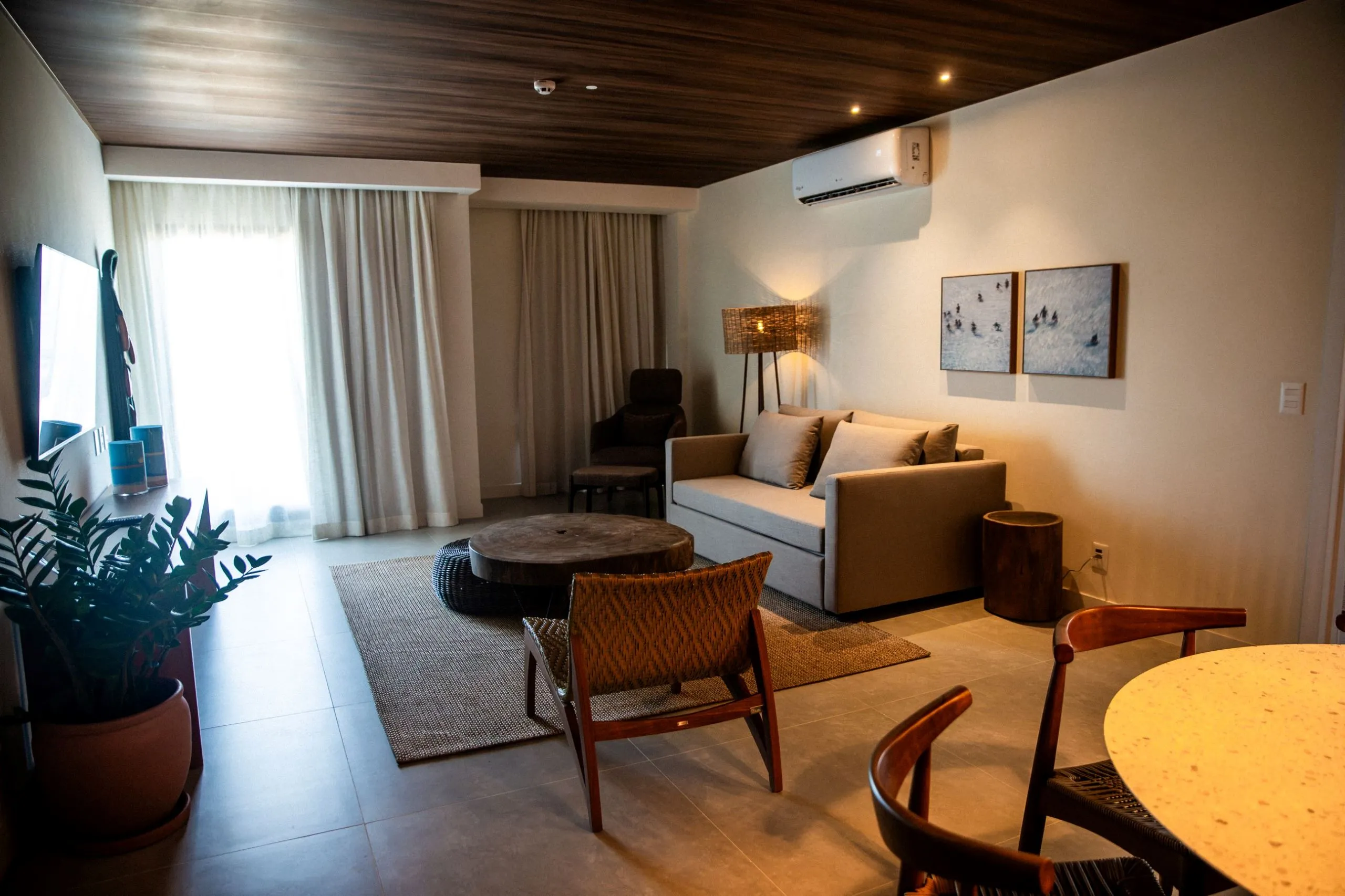 Interior de uma das suítes do Ohana Resort.