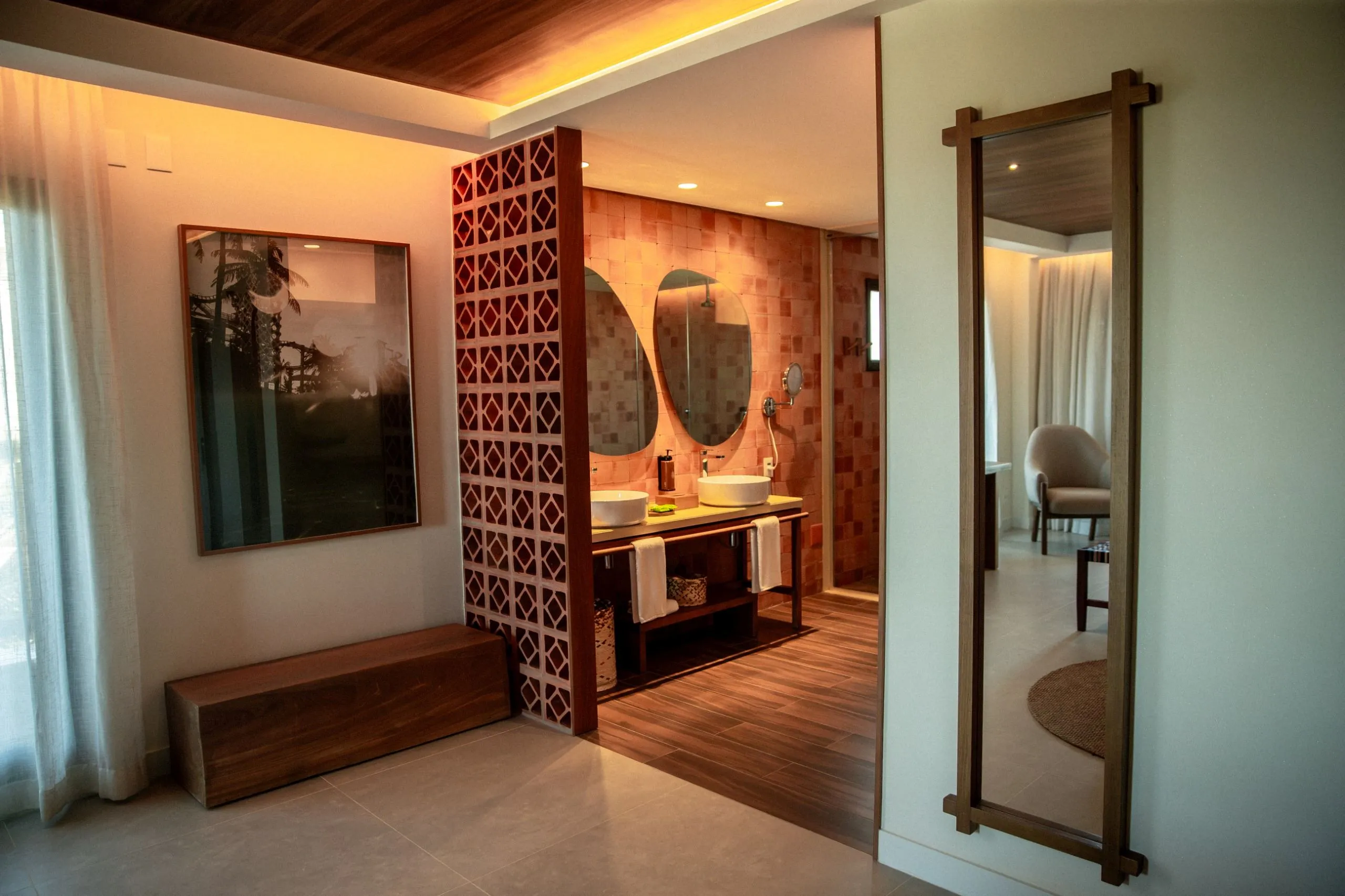 Interna de uma suíte de luxo do Ohana Hotel.