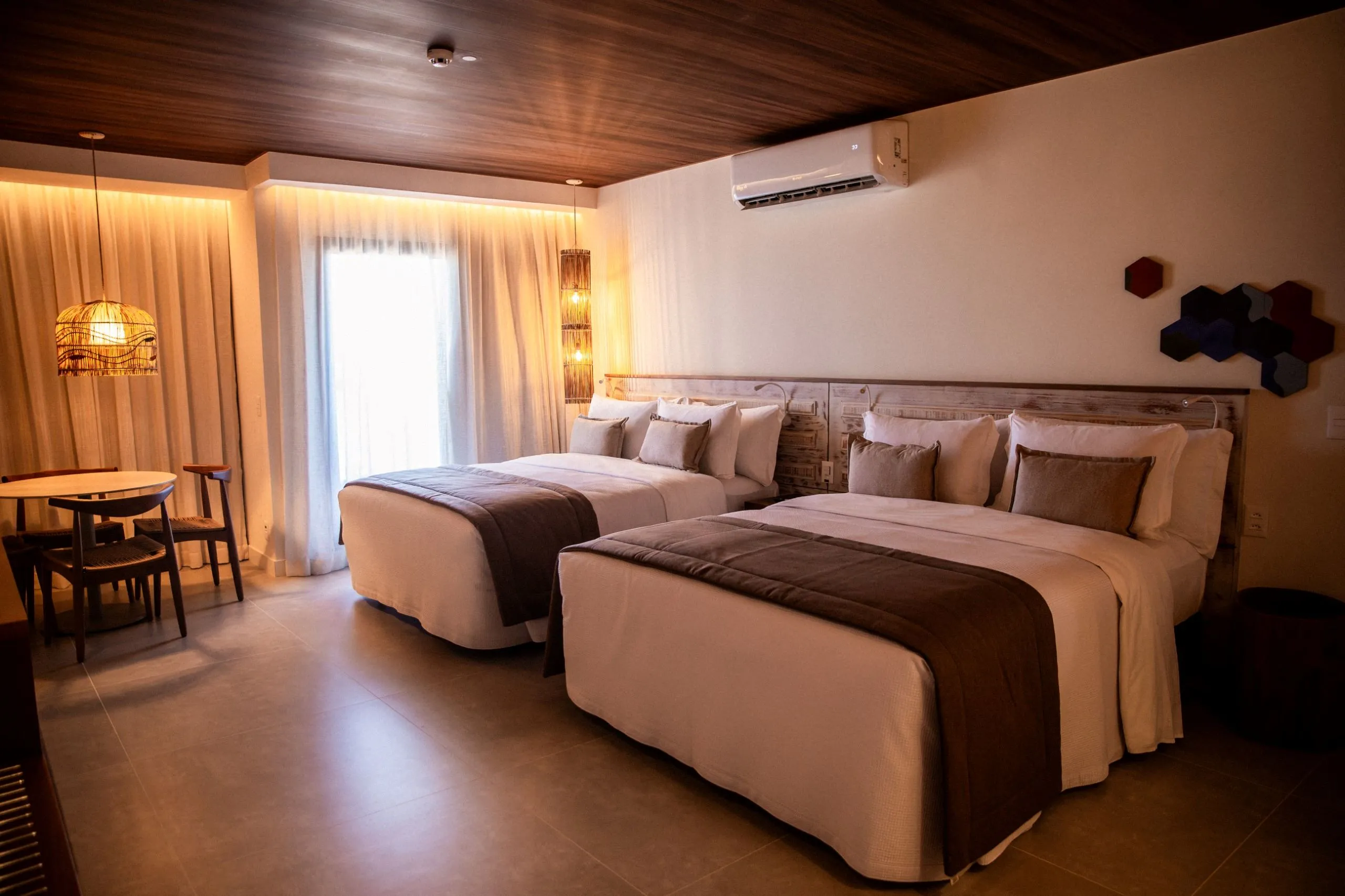 Suíte principal de um quarto do Ohana Resort.