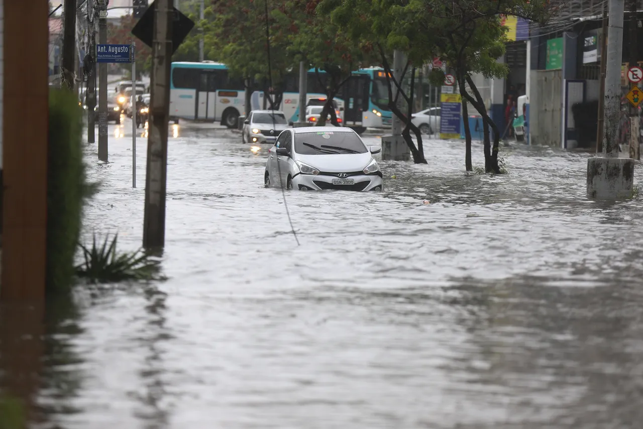 Antes de obras de requalificação, Av. Heráclito Graça era ponto histórico de acúmulo de água no período de chuvas.