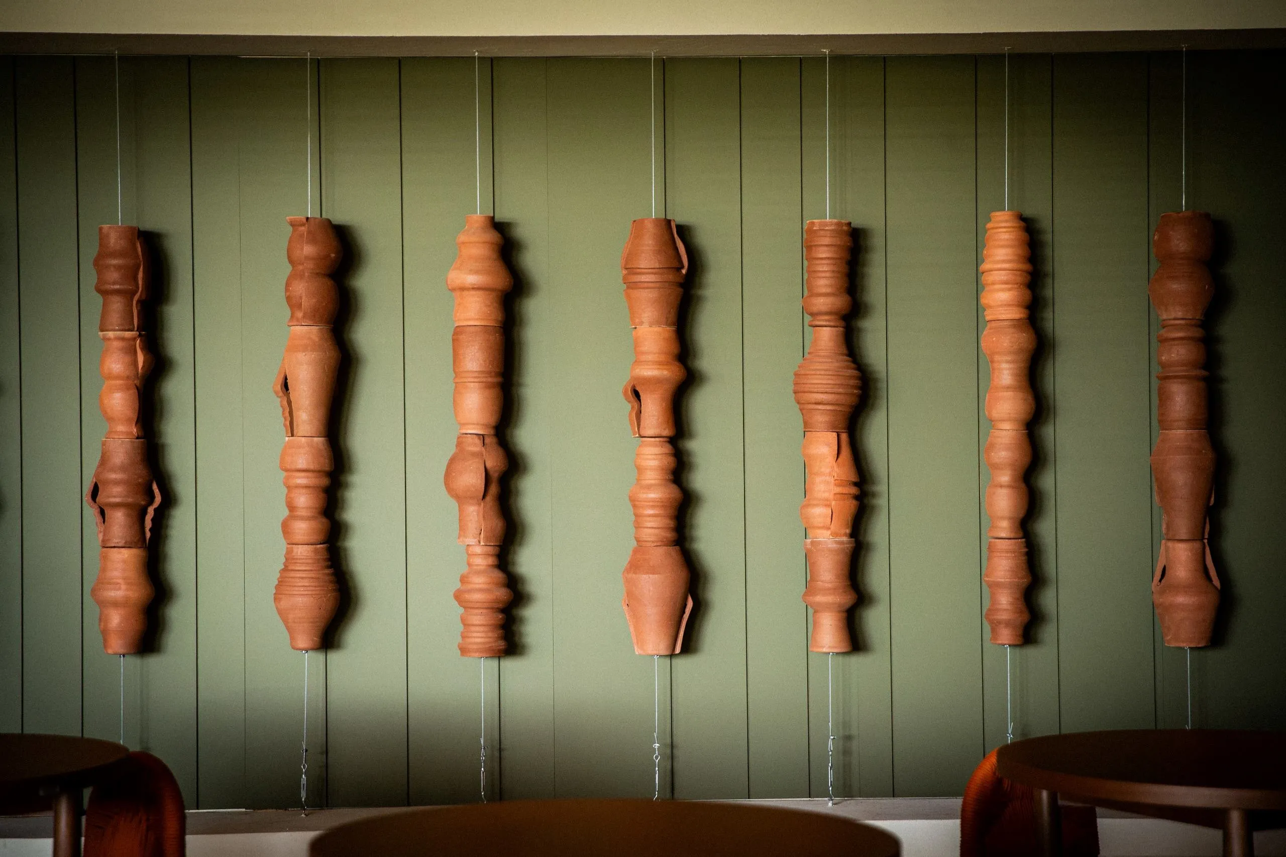 Conjunto de peças decorativas produzidas por tribos indígenas locais.
