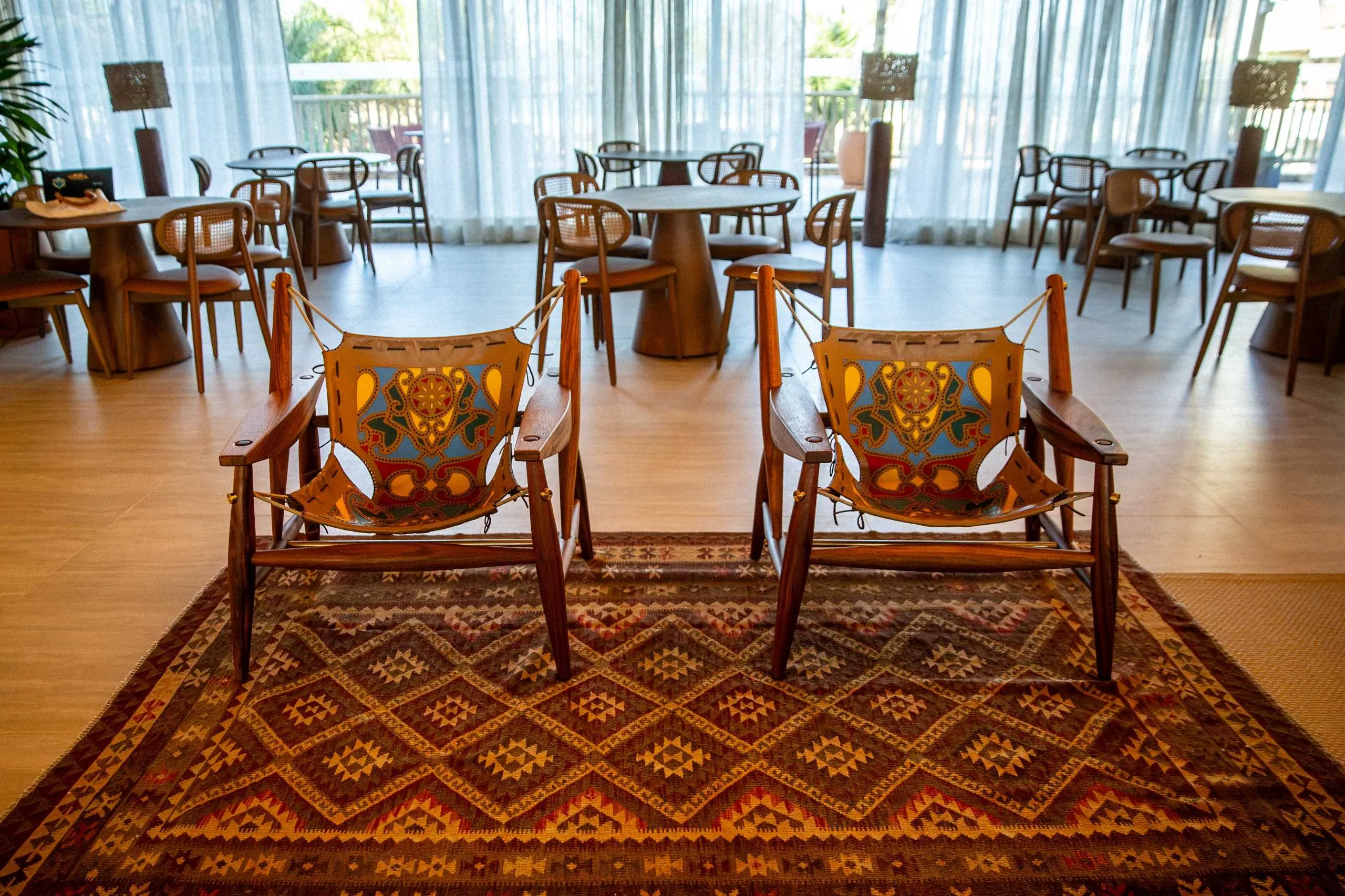 Peças produzidas pelo Mestre Espedito Seleiro, de Juazeiro do Norte, referência nacional por transformar o couro e a estética do sertão em design contemporâneo.
