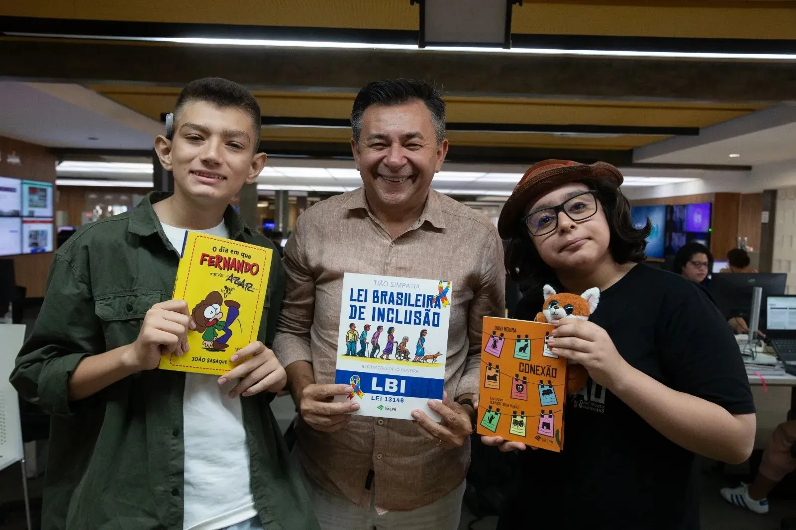 Da esquerda para a direita, João Sasaque, Tião Simpatia e Davi Moura, cujas obras estarão nas bibliotecas municipais de Fortaleza.